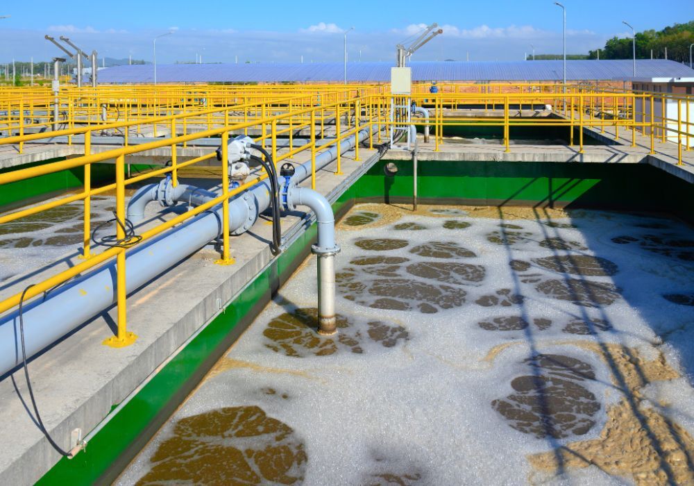 Industriële waterzuiveringsinstallatie met grote waterbassins.