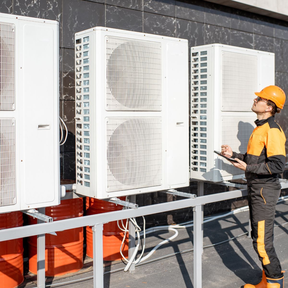 Industriële installatie met digitaal dashboard voor asset data en onderhoudsplanning – datagedreven onderhoud in de praktijk.