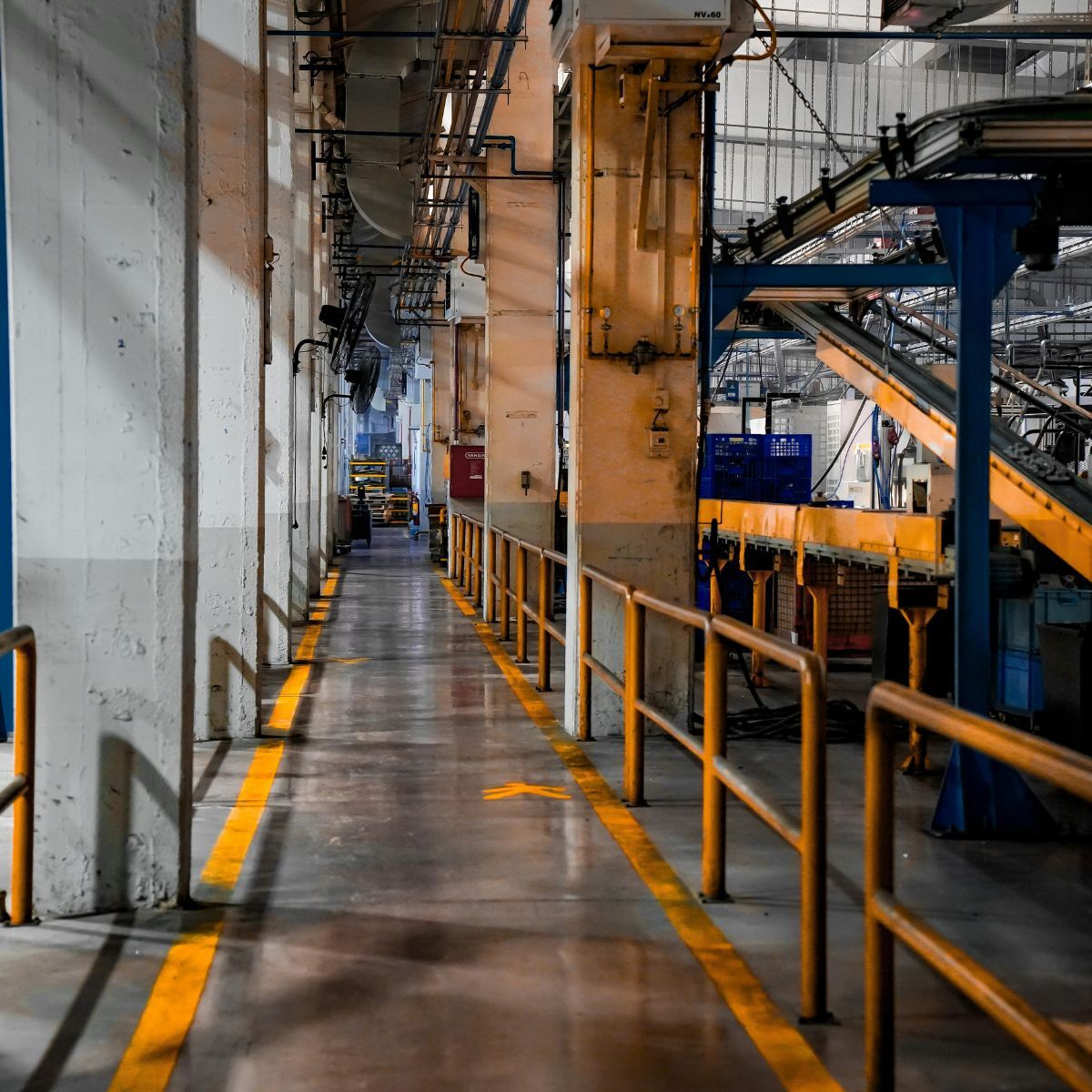 Realistische blik in een grote industriële productiehal met complexe lopende banden, de werkomgeving voor procesoptimalisatie.