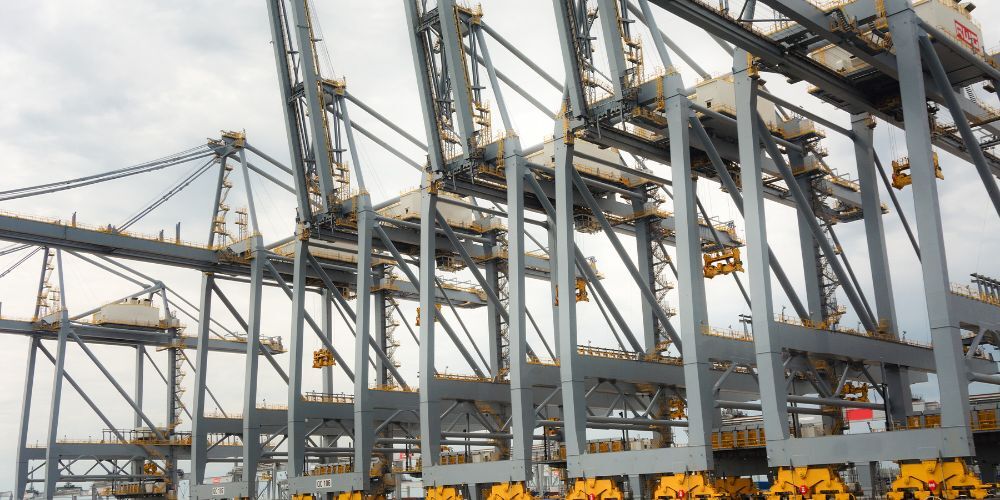 Transportbanden en staalconstructies bij bulkterminal HES op de Maasvlakte, onderdeel van onderhouds- en assetmanagementanalyse.